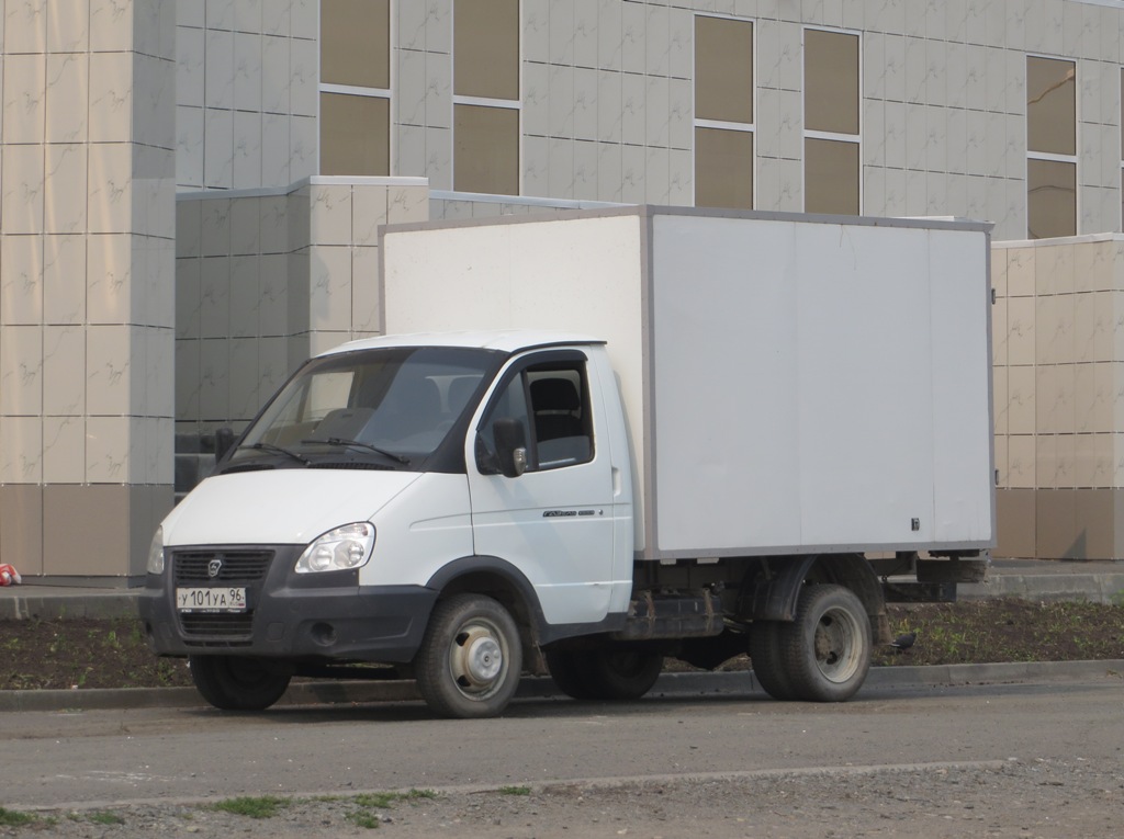Фургон 172411 на шасси ГАЗ-3302 "Газель" #У 101 УА 96. Курган, Троицкая площадь