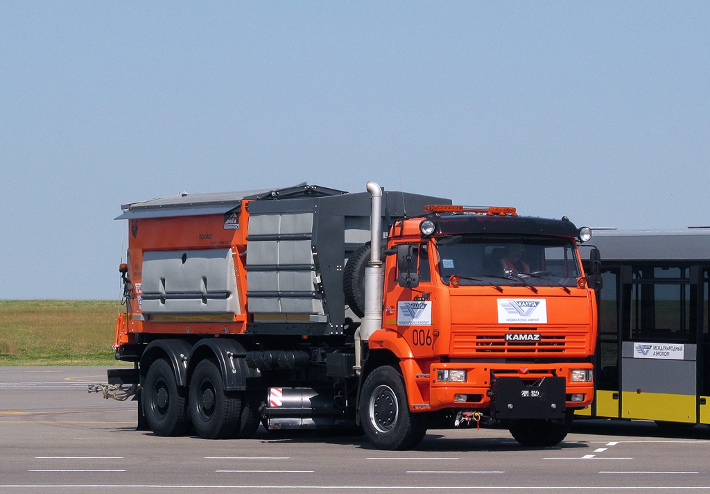 Комбинированная дорожная машина МКДУ-3 на шасси КамАЗ-6520. Калуга, международный аэропорт Калуга