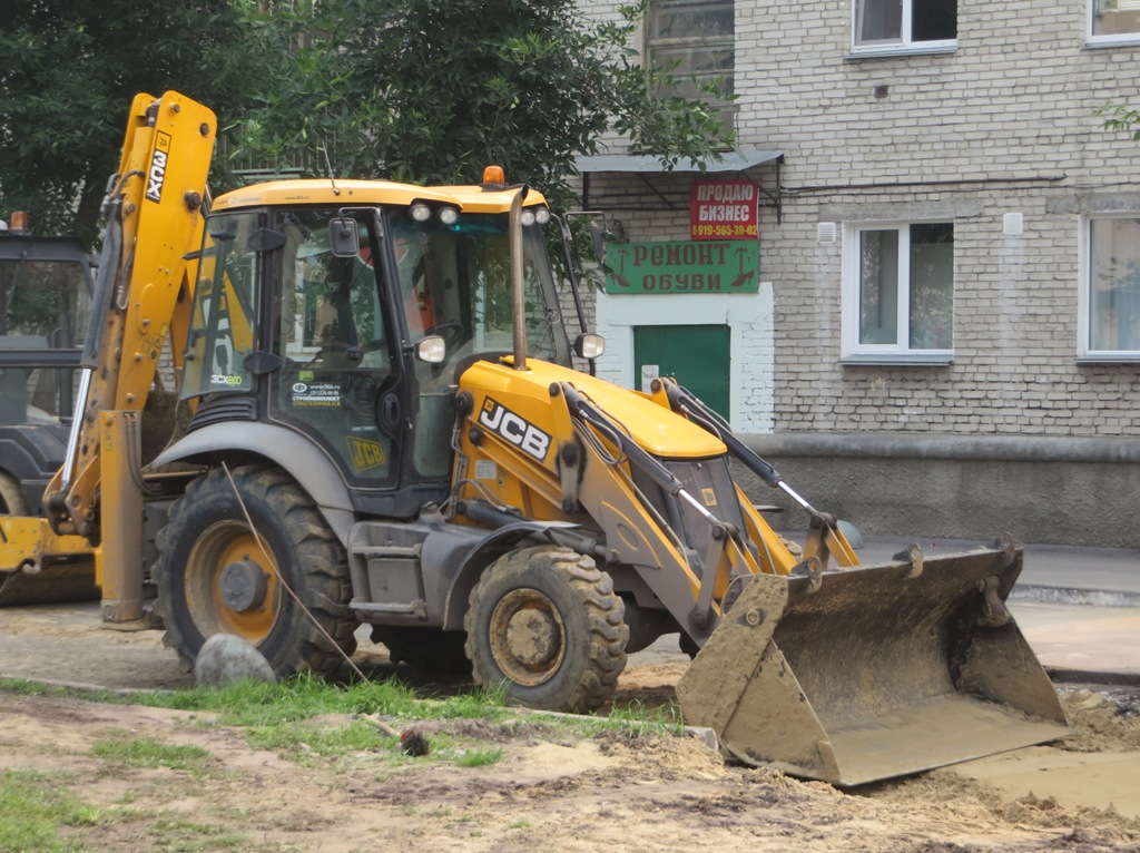 Экскаватор-погрузчик JCB 3CX. Курган, улица Пушкина