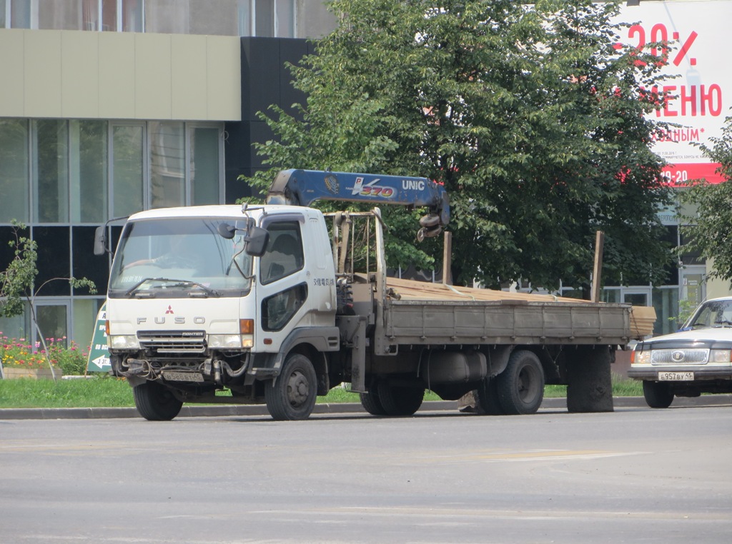 Грузовик с КМУ на шасси Mitsubishi Fuso Fighter #В 588 ВТ 45. Курган, улица Ленина