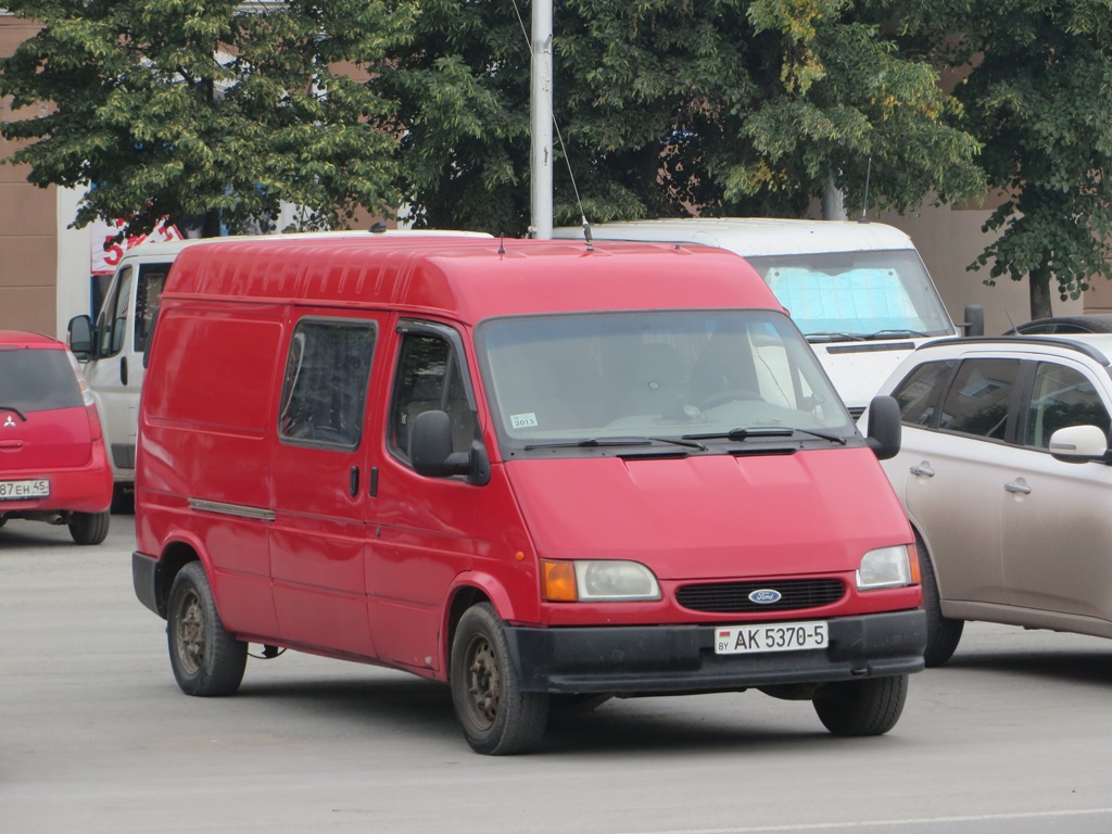 Грузопассажирский фургон Ford Transit #АК 5370-5. Курган, улица Гоголя
