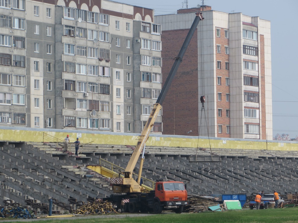 Автокран КС-55713-1 "Галичанин" на шасси КамАЗ-65115 #Р 546 ЕВ 45. Курган, стадион «Центральный»