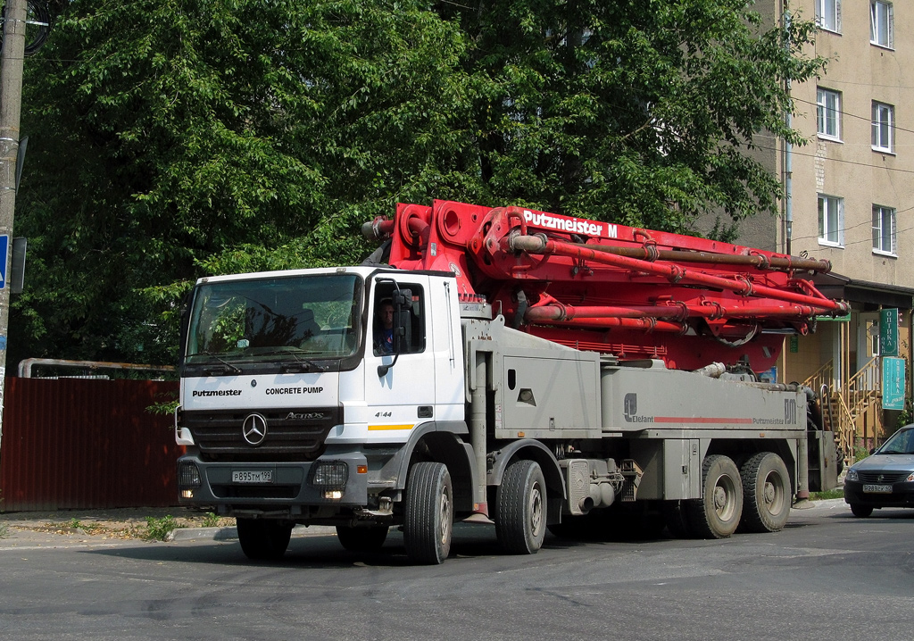 Бетононасос Putzmeister M 46-5 на шасси Мercedes-Benz Actros 4144 #Р 895 ТМ 199. Калуга, Октябрьская улица
