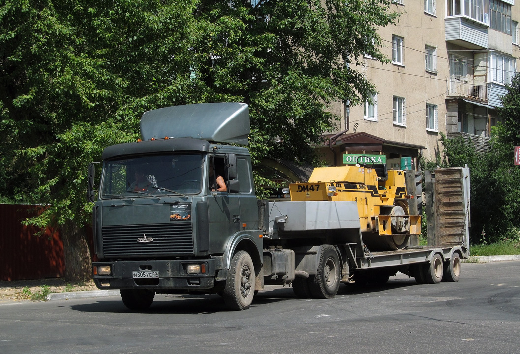 Седельный тягач МАЗ-54329 с полуприцепом-тяжеловозом. На платформе полуприцепа-каток ДМ-47. Калуга, Октябрьская улица