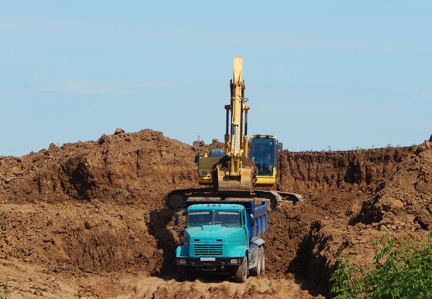 Экскаватор Komatsu PC300 и самосвал КрАЗ-6510 # Е 817 ЕТ 31. Белгородская область, г. Старый Оскол