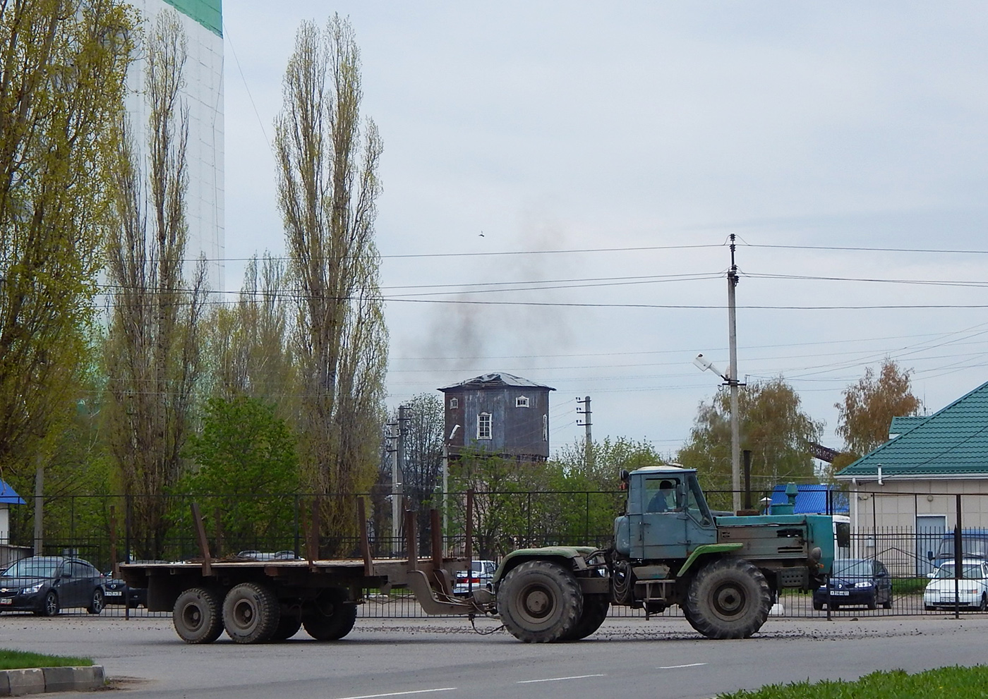Трактор Т-150К #3063 ББ с прицепом #БЛ 0061. Белгородская область, г. Алексеевка, улица Пушкина