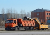 Самосвал КамАЗ-45147 #М 808 УК 31 с прицепной подметально-уборочной машиной Schmidt Broddway Senior 2000 #6562 ЕВ 31. Белгородская область, г. Старый Оскол, Южная объездная дорога