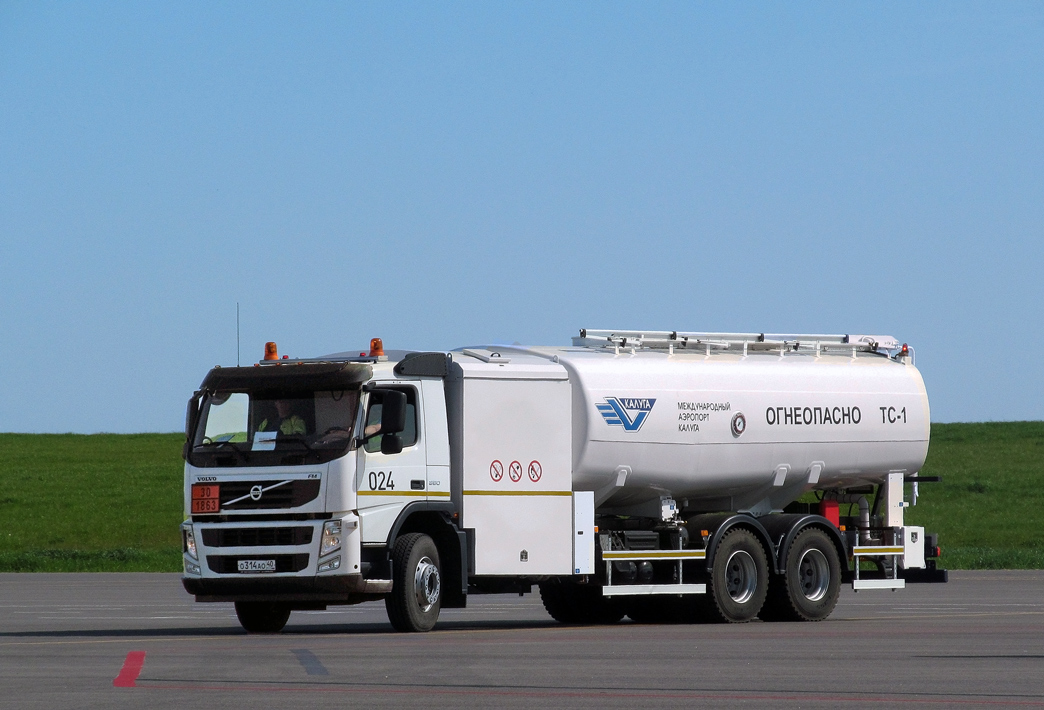 Аэродромный заправщик АТЗ-14-FM на шасси Volvo FM 350 #О 314 АО 40. Калуга, международный аэропорт "Калуга"