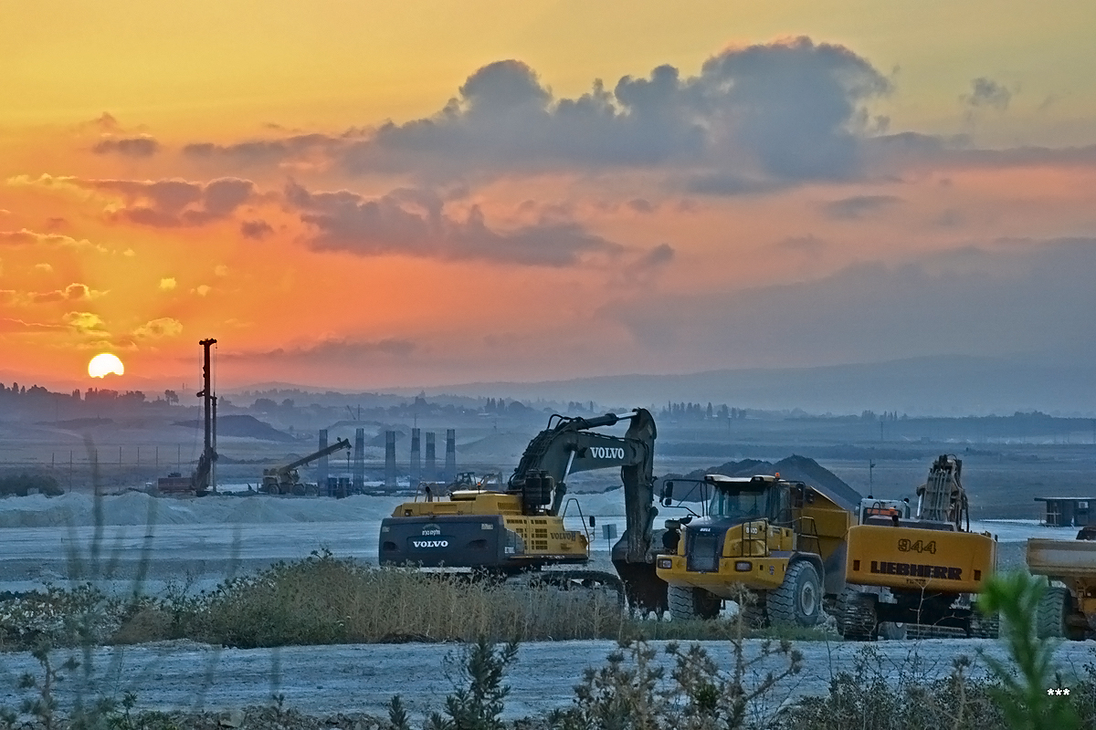 Экскаваторы Volvo EC700C, Liebherr R944 и самосвал Bell B40D на строительстве новой автомобильной развязки. Израиль, перекресток Тишби