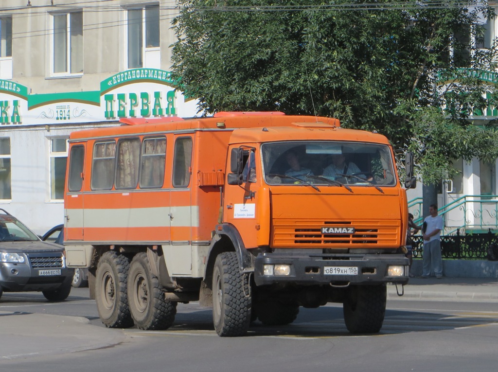Вахтовый автобус НефАЗ-4208 на шасси КамАЗ-43114 #О 819 ХН 150. Курган, улица Ленина