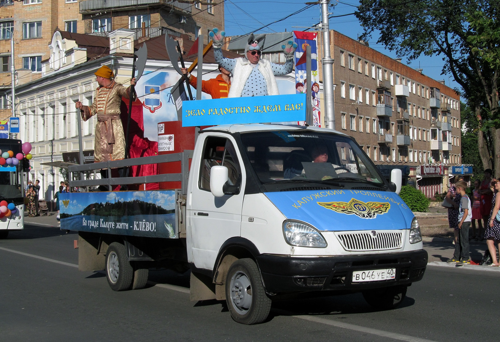 Бортовой автомобиль Авсервис-Центр 37053С на базе ГАЗ-3302 "Газель" на параде #В 046 УЕ 40. Калуга, улица Ленина
