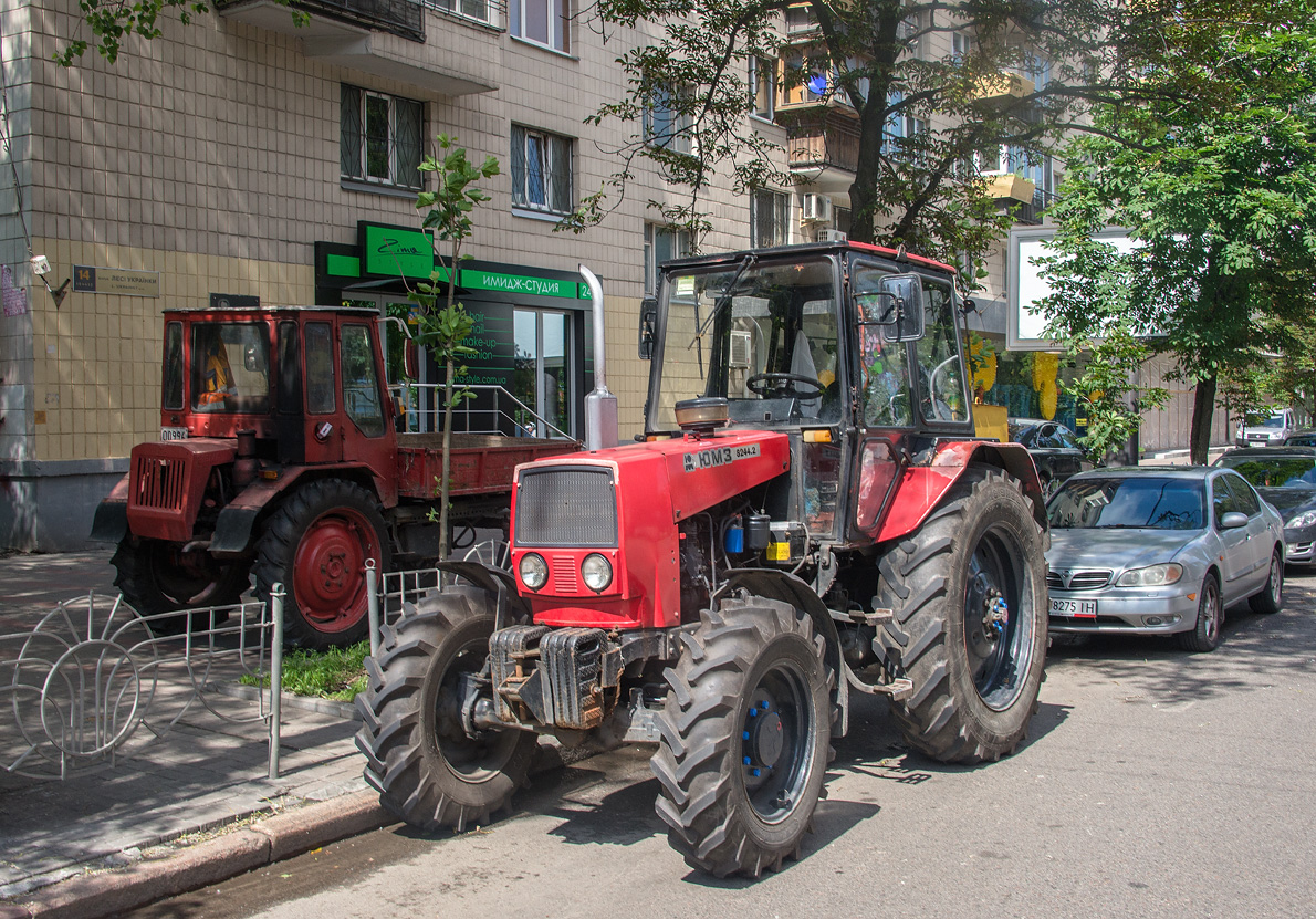 Трактор ЮМЗ-8244.2. Киев, просп. Леси Украинки