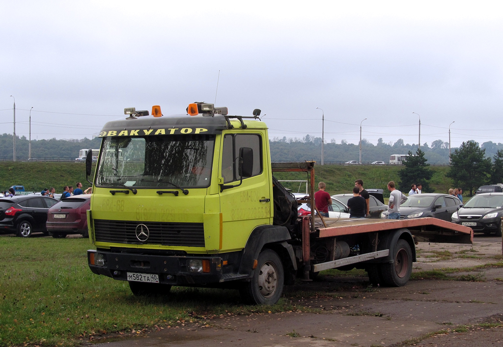 Эвакуатор на шасси  Mercedes-Benz* #М 582 ТА 40. Калуга, сквер имени космонавта Волкова