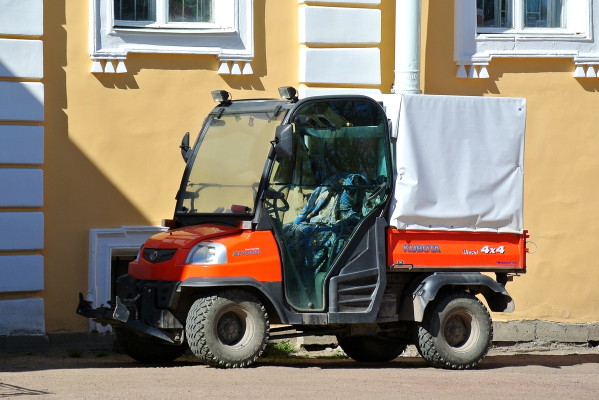 Трактор Kubota RTV 900. Санкт-Петербург, Петергоф