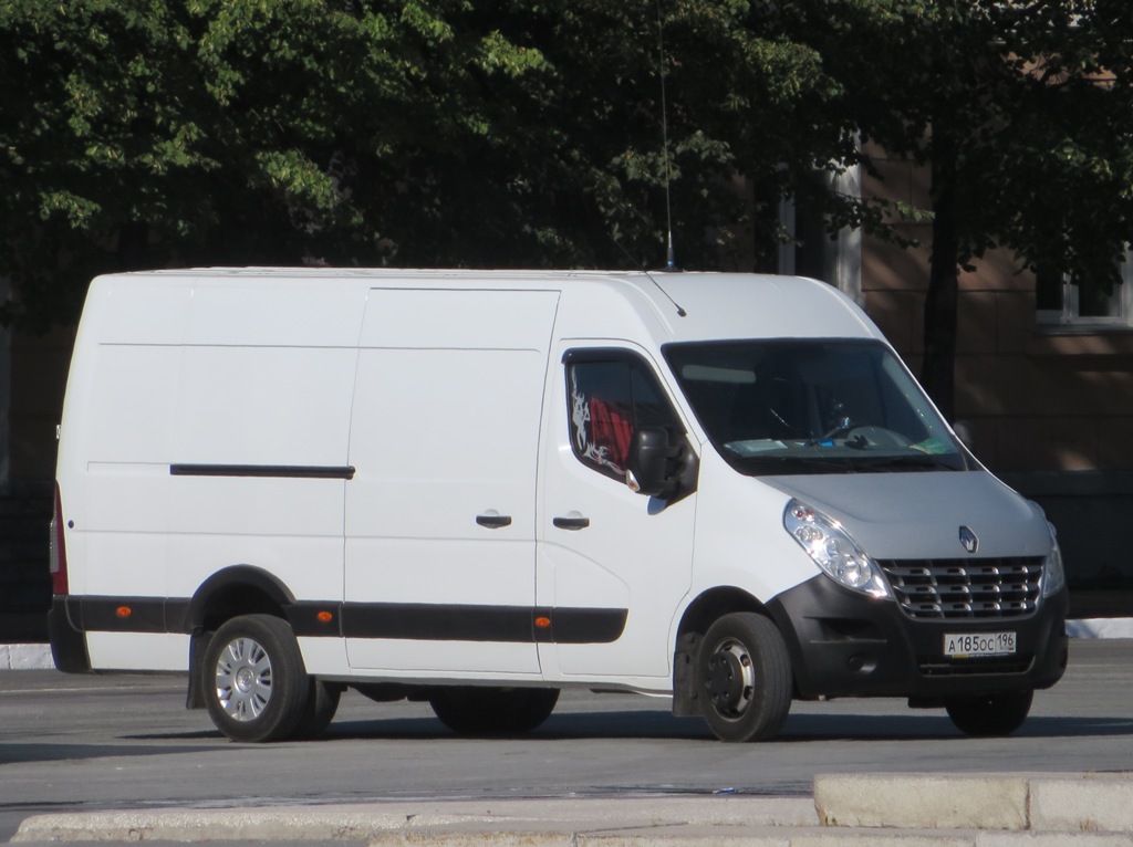 Фургон Renault Master #А 185 ОС 196  . Курган, улица Гоголя