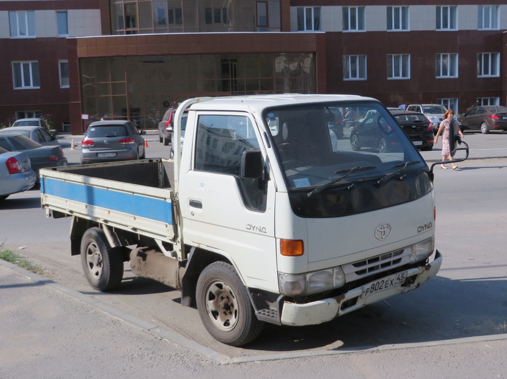Автомобиль Toyota Dyna 4 #Р 802 ЕХ 45. Курган, улица Кравченко