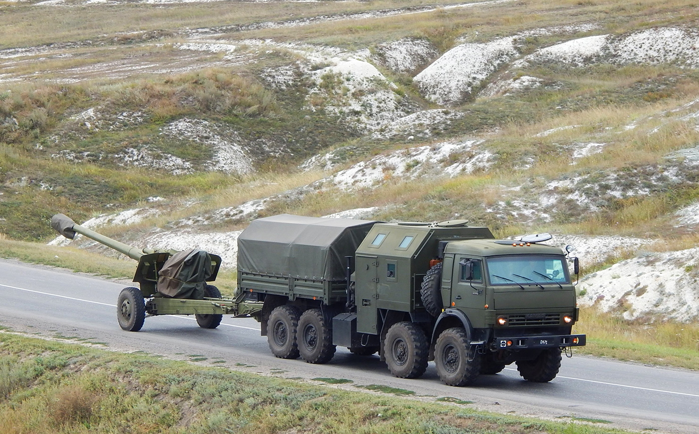 Артиллерийский тягач КамАЗ-63501АТ "Медведь" с гаубицей 2А65 "Мста-Б". Белгородская область, г. Алексеевка, улица Чапаева