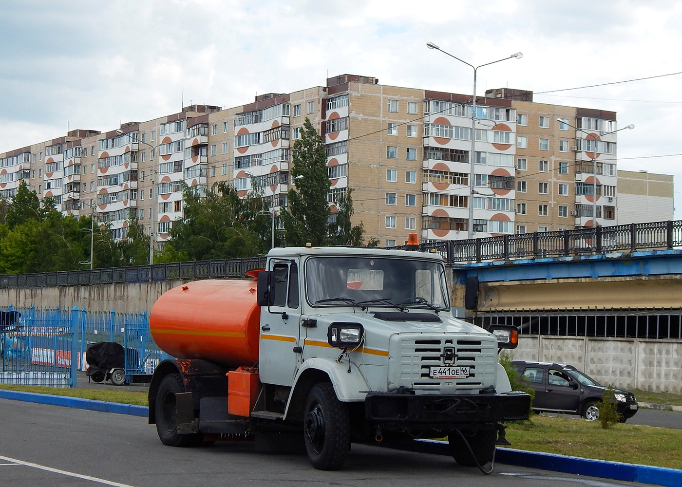 Коммунальная машина МДК-433362 на шасси ЗиЛ-433362 #Е 441 ОЕ 46. Белгородская область, г. Старый Оскол, микрорайон Лесной