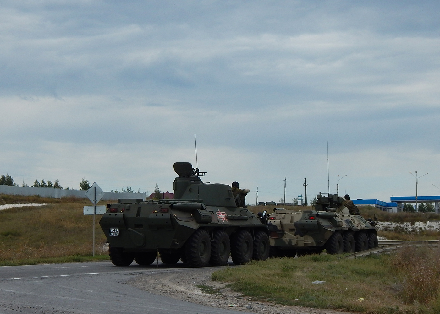  2С23 "Нона-СВК" и БТР-80. Белгородская обл., г. Алексеевка, улица Чапаева