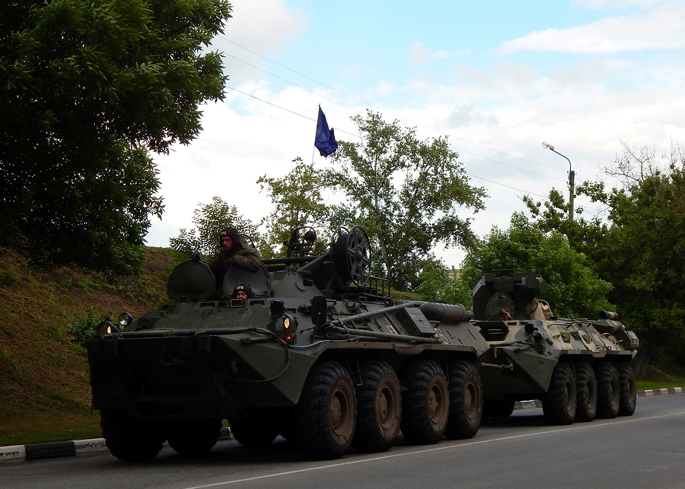 БРЭМ-К буксирует БТР-82А. Белгородская обл., г. Алексеевка, улица Тимирязева