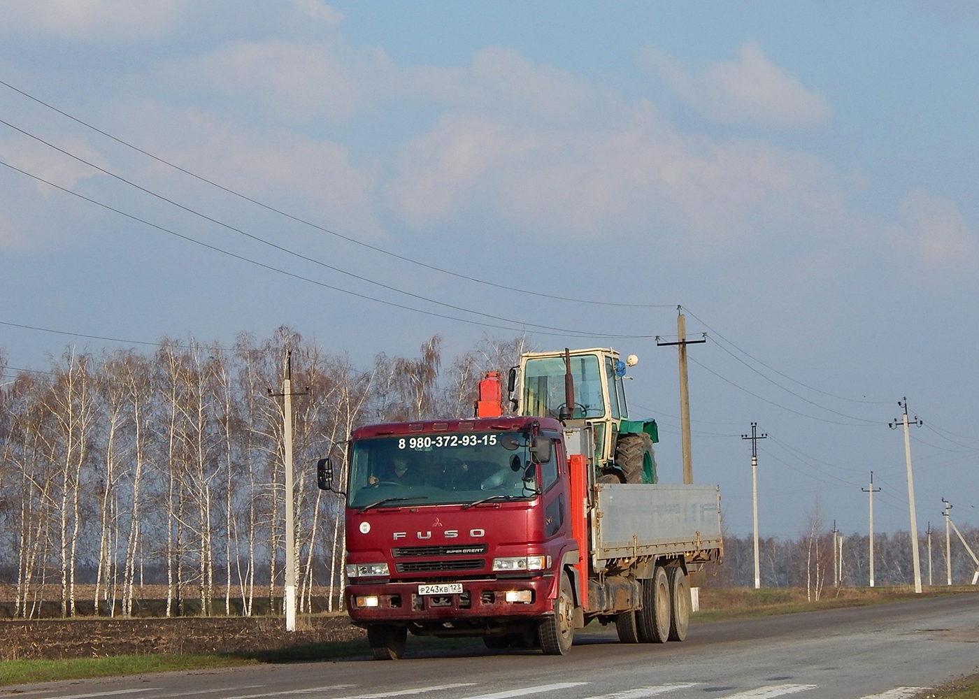 Транспортировка трактора ЮМЗ-6* автомобилем Mitsubishi Fuso Super Great #Р 243 КВ 123. Белгородская область, Красненский район, автодорога "Камызино - Обуховка"