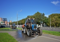 Коммунальные уборочные машины на базе трактора МТЗ-82.1 с прицепами-цистернами в процессе работы. Москва, Большая Академическая улица 