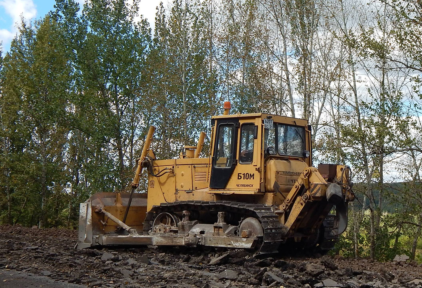 Бульдозер Б10М # 6207 ЕС 31. Белгородская область, Красногвардейский район, автодорога Р-185 "Белгород - Павловск"