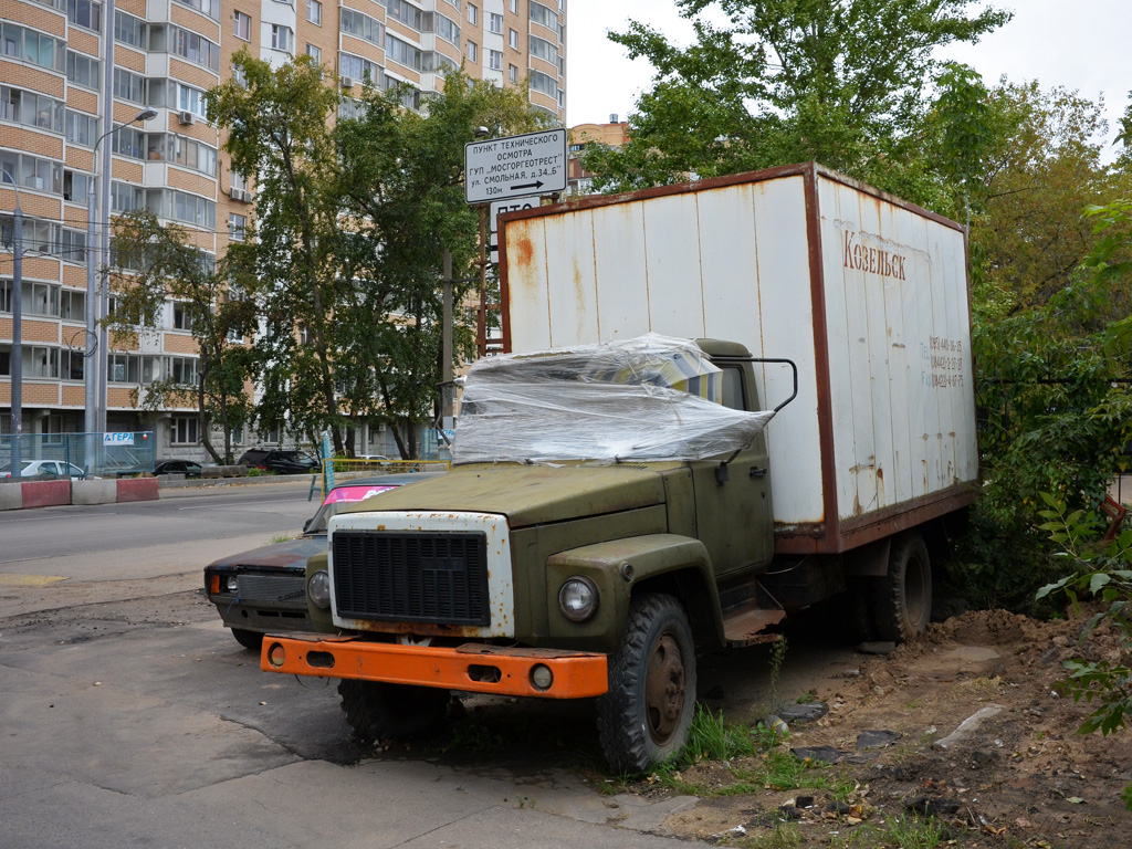 Фургон на шасси ГАЗ -3307. Москва, Смольная улица 