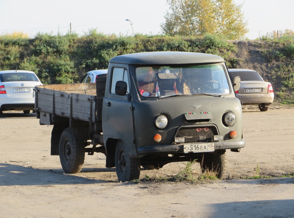 Бортовой грузовик УАЗ-3303 #О 516 ЕА 45. Курган, улица Климова