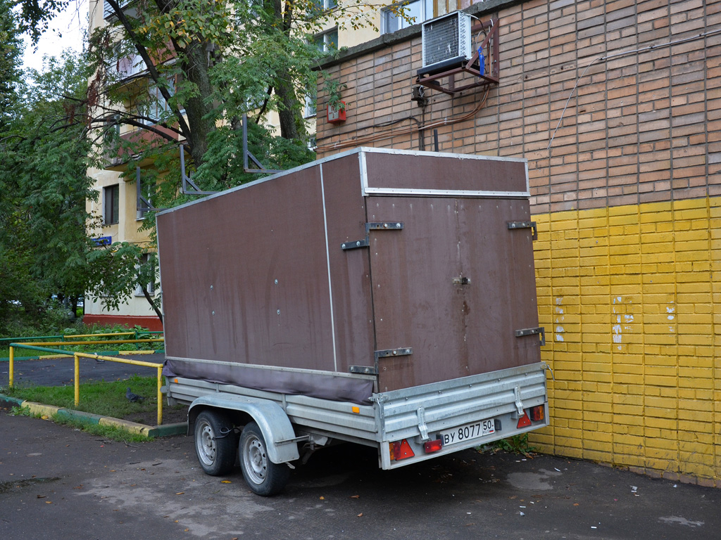 Бортовой автомобильный прицеп #ВУ 8077 50. Москва, бульвар Матроса Железняка 