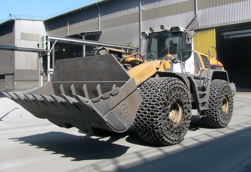 Погрузчик фронтальный Liebherr L586. Днепр, завод "Интерпайп-сталь"