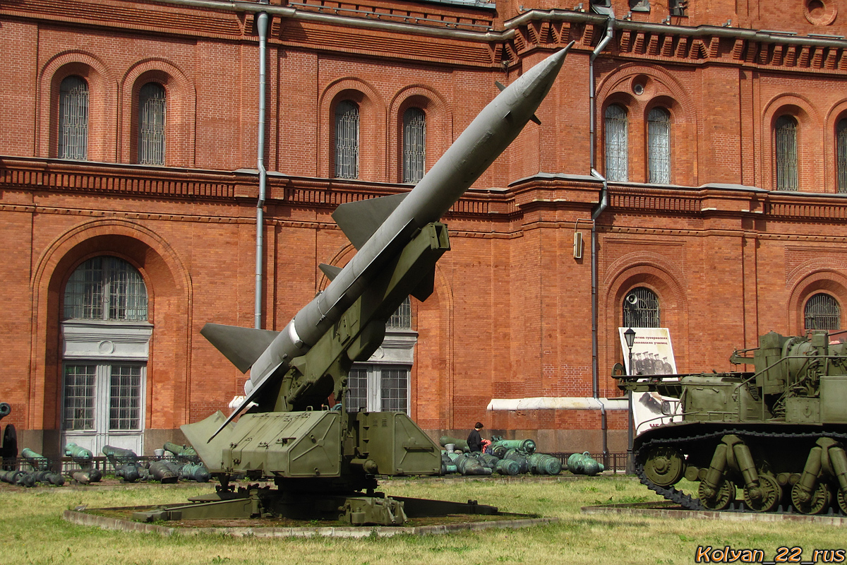 Пусковая установка СМ-63 с ракетой 11Д зенитного ракетного комплекса СА-75 "Двина".  Санкт-Петербург, Музей артиллерии, инженерных войск и войск связи