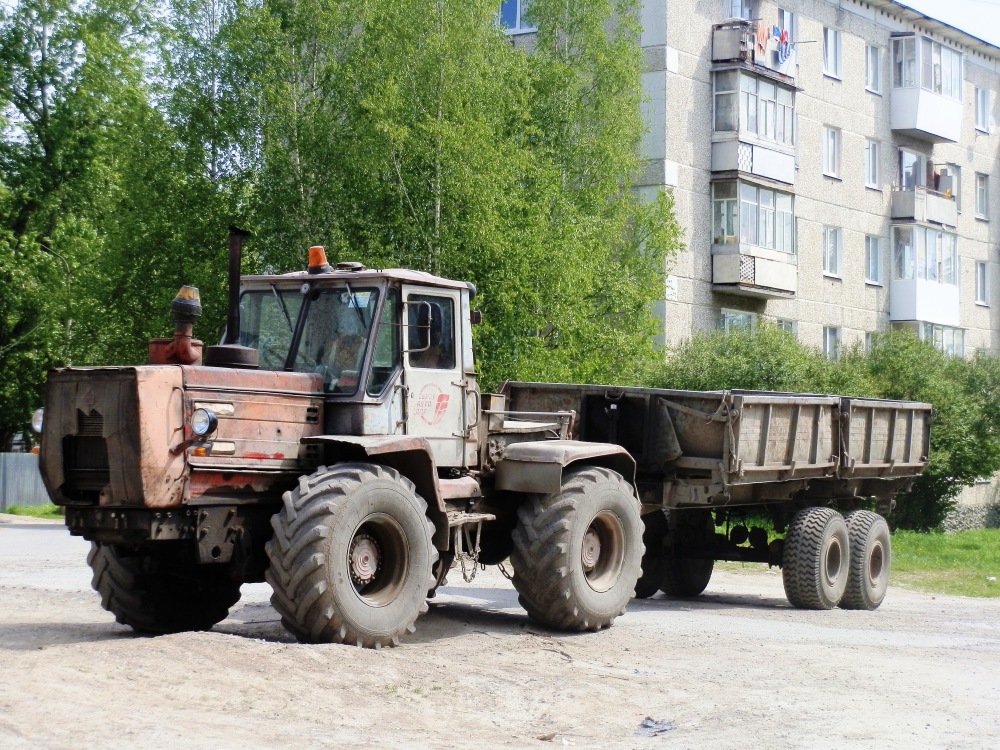 Трактор Т-150К с двухосным самосвальным прицепом. Свердловская область, Серов, Зелёная улица