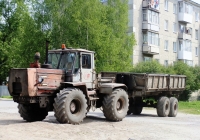 Трактор Т-150К с двухосным самосвальным прицепом. Свердловская область, Серов, Зелёная улица