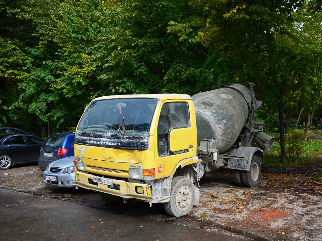 Бетоносмеситель на шасси Nissan Diesel Condor #Х 008 ОТ 190  . Москва, Трудовая аллея 