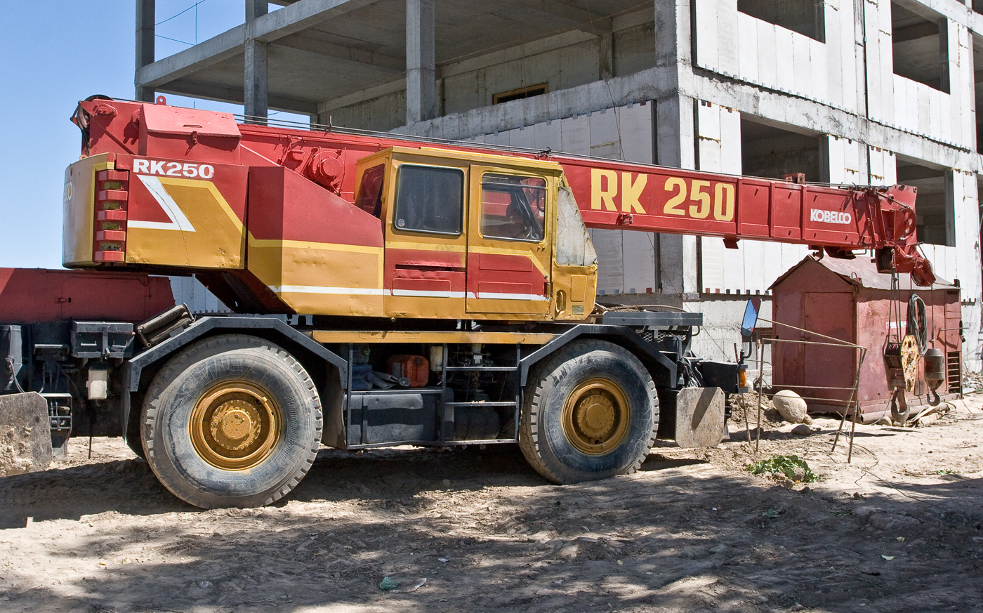 Колесный кран Kobelco RK250. Алматы, улица Толе би