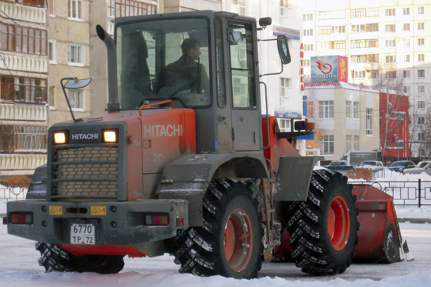 Фронтальный погрузчик Hitachi LX70 #6770 ТР 72. Тюмень, Ямская улица