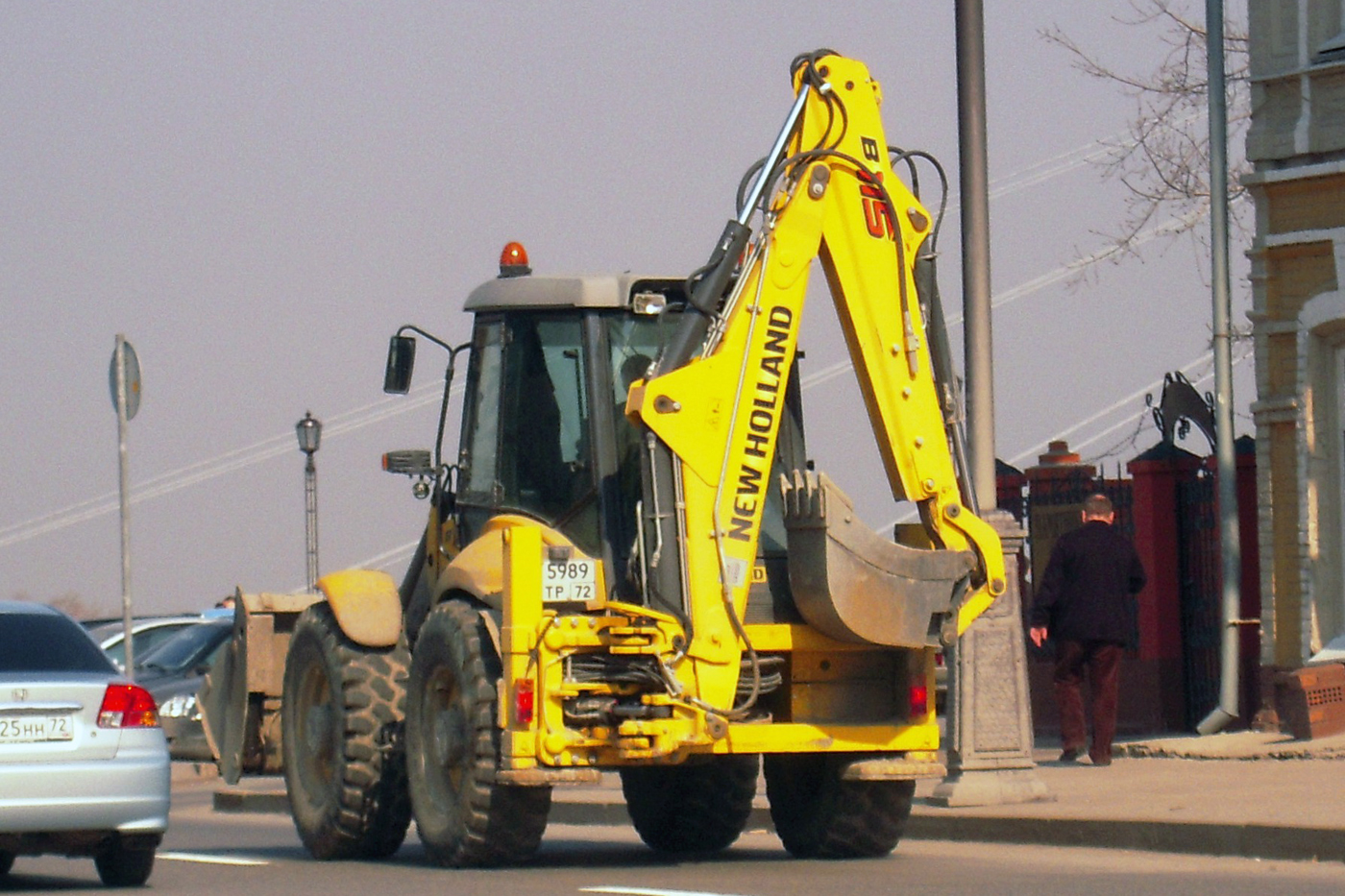 Экскаватор-погрузчик New Holland B115 #5989 ТР 72. Тюмень, улица Республики