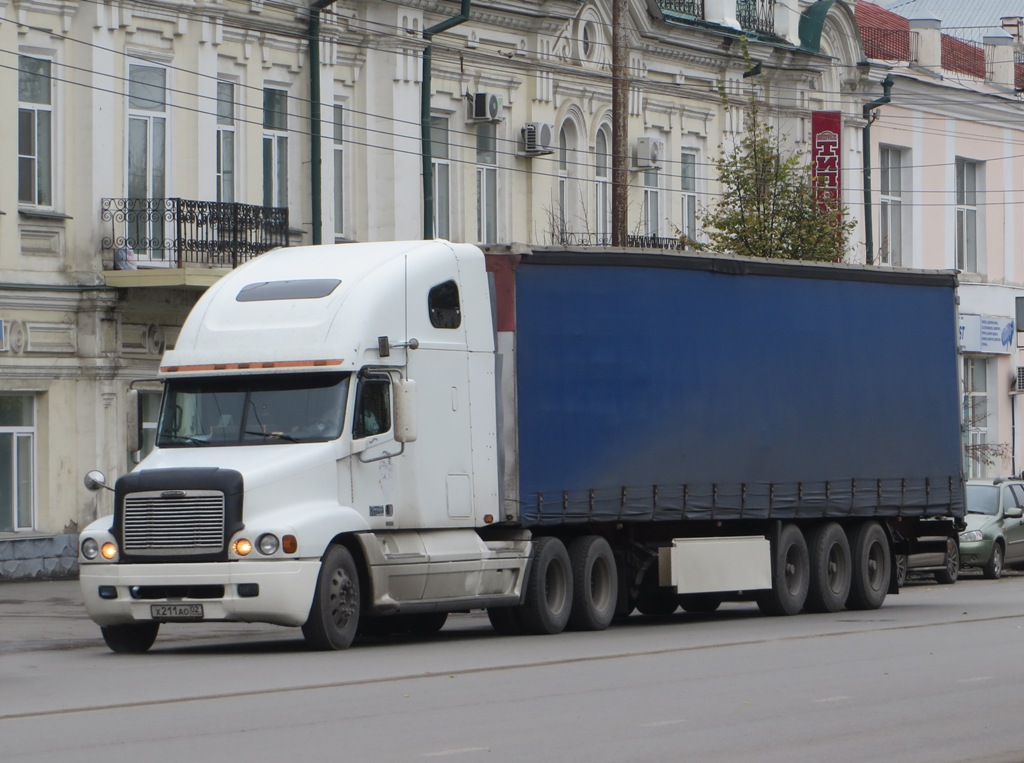 Седельный тягач Freightliner FC2 Century Class #Х 211 АО 02. Курган, улица Куйбышева