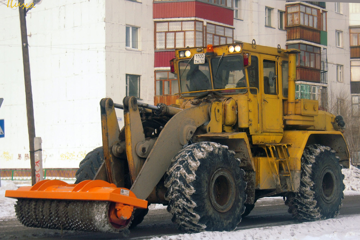 Погрузчик К-702МBА-УДМ2 #1100 ТН 72 с противогололедным валом. Тюмень, Пролетарская улица