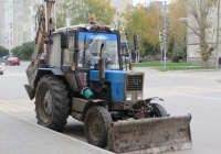Экскаватор-бульдозер на базе трактора Беларус-80.1 (МТЗ-80.1). Курган, улица Карла Маркса