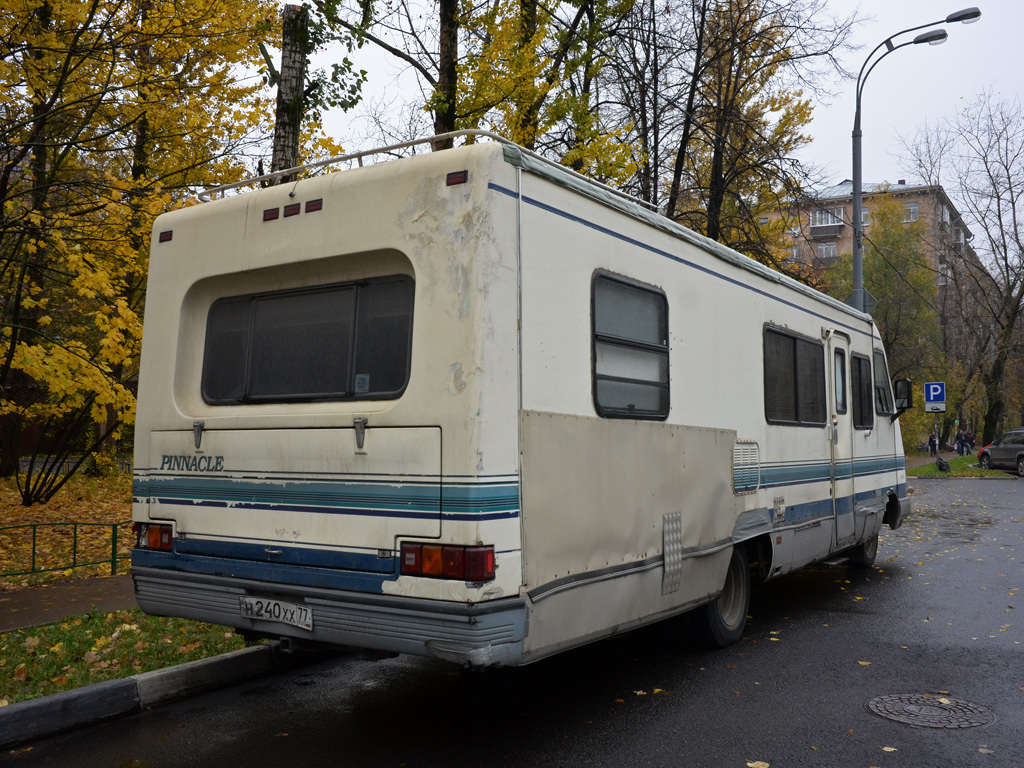 Кемпер Pinnacle 300 на шасси Сhevrolet #Н 240 ХХ 77. Москва, улица Зои и Александра Космодемьянских 
