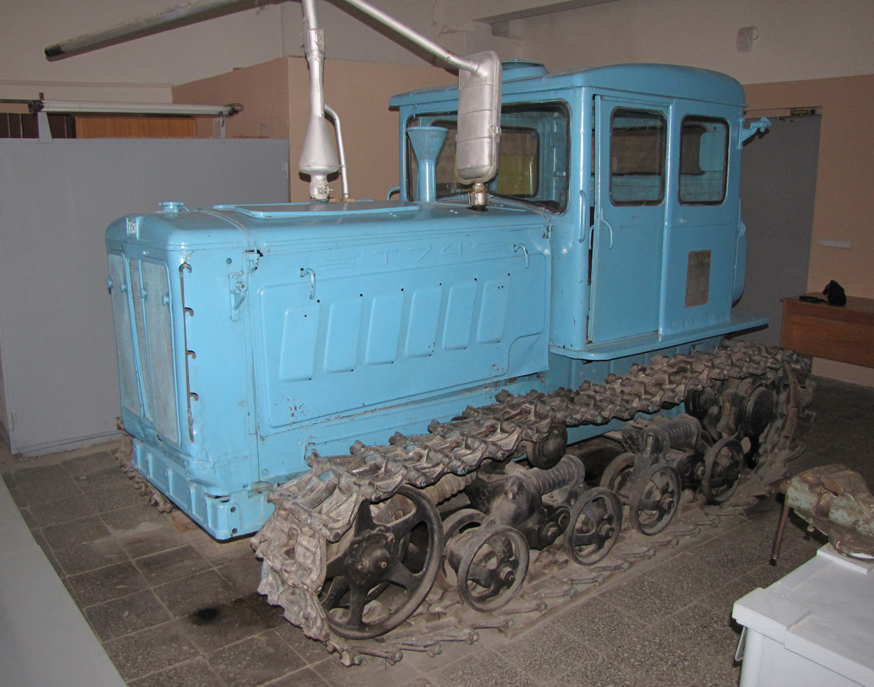 Гусеничный трактор Т-74. Омск 