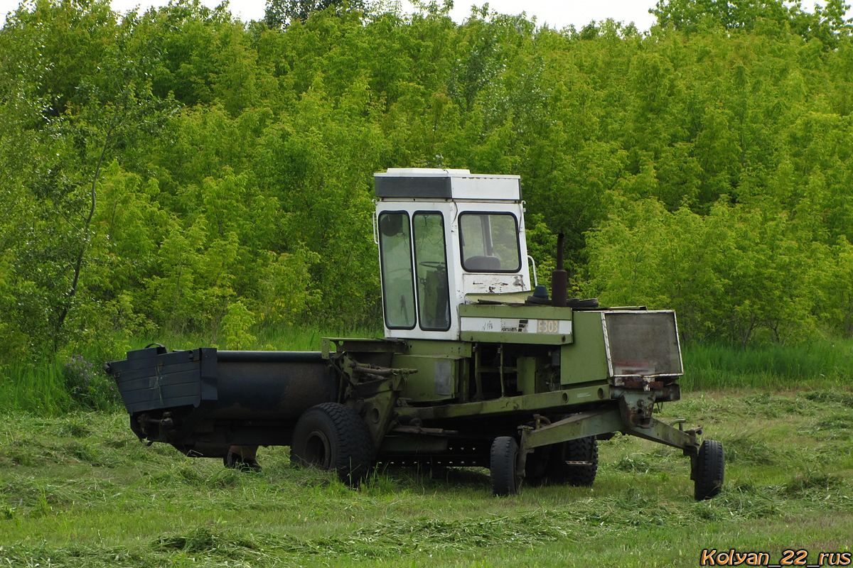 Самоходная косилка Fortschritt E-303. Алтайский край, трасса Р-380 "Павловский тракт", Первомайский район