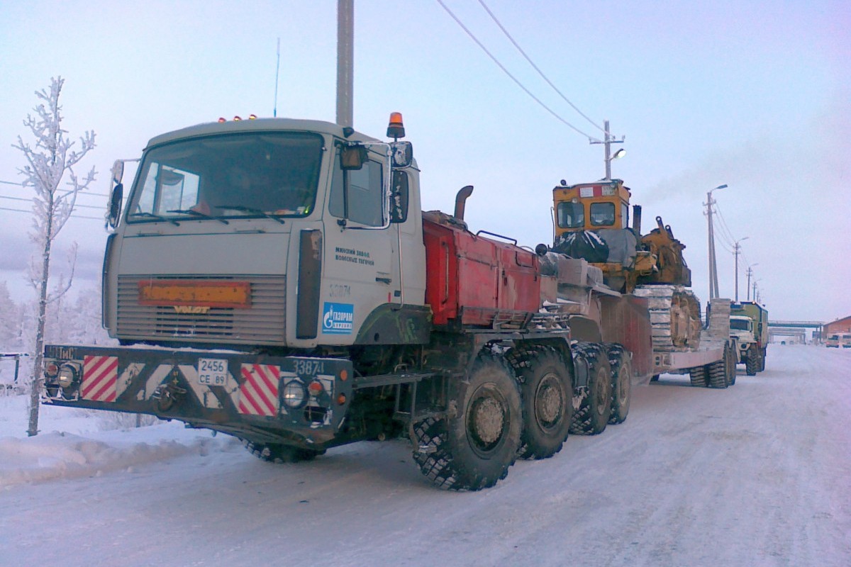 Седельный тягач МЗКТ-7429 #2456 CT 89 с полуприцепом-тяжеловозом. ЯНАО, пос. Новозаполярный, подъезд к стройплощадке Новозаполярной ГКС