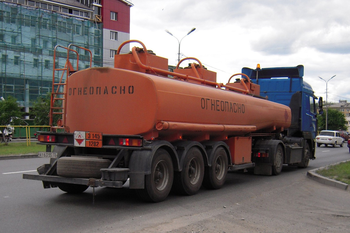 Полуприцеп-цистерна ГрАЗ #АТ 6315 72 в составе автопоезда. Тюмень, улица 50 лет Октября