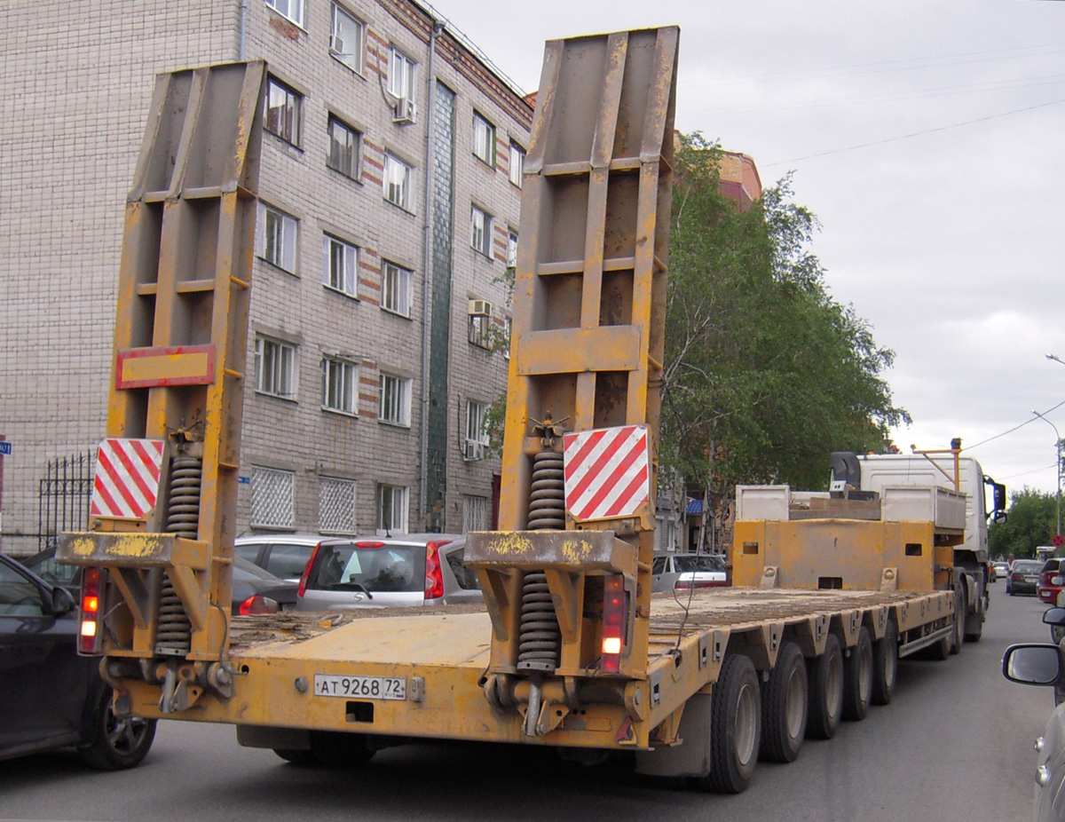 Полуприцеп-тяжеловоз #АТ 9268 72 в составе автопоезда. Тюмень, улица Красина