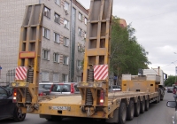 Полуприцеп-тяжеловоз #АТ 9268 72 в составе автопоезда. Тюмень, улица Красина
