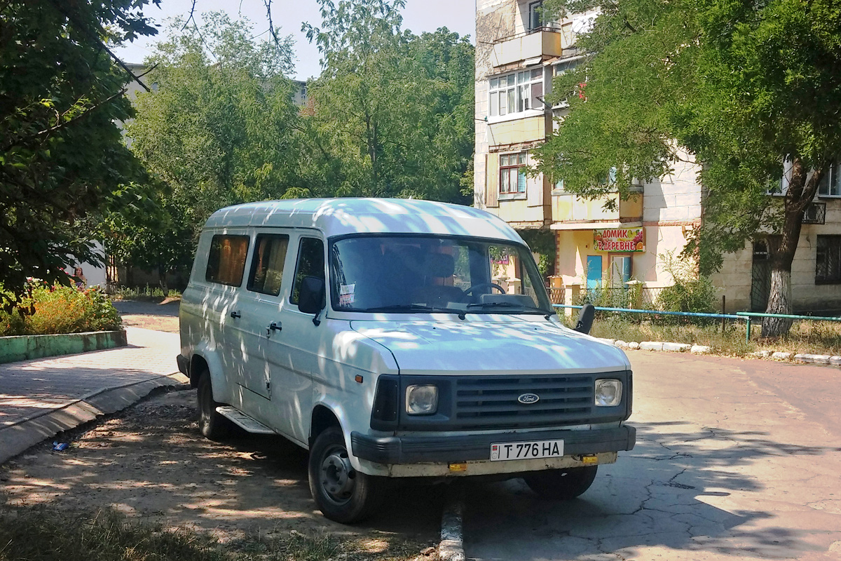 Микроавтобус Ford Transit*. Приднестровье, Тирасполь, улица Юности