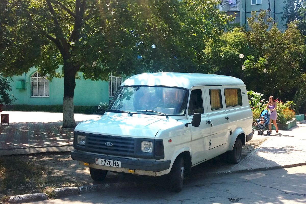 Микроавтобус Ford Transit*. Приднестровье, Тирасполь, улица Юности